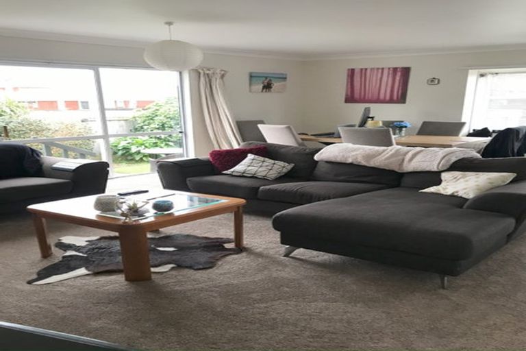 Photo of property in 28 Rewarewa Road, Te Atatu Peninsula, Auckland, 0610