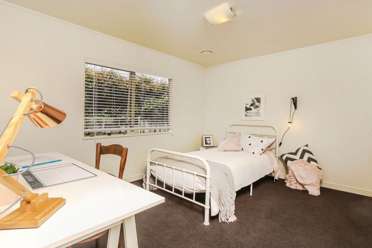 Photo of property in 17a Highland Avenue, Titirangi, Auckland, 0604