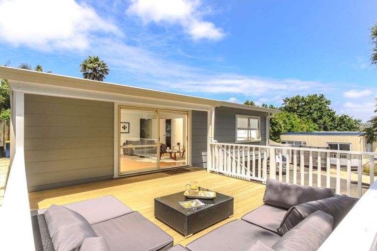 Photo of property in 17a Highland Avenue, Titirangi, Auckland, 0604