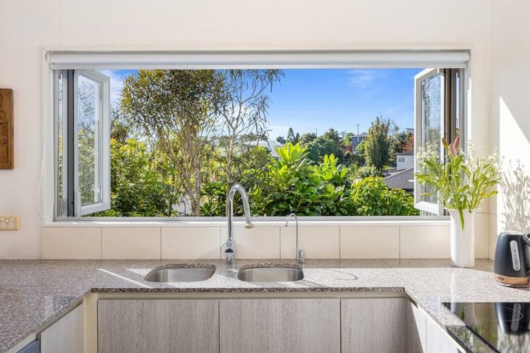 Photo of property in 10 Veronica Close, Red Beach, 0932