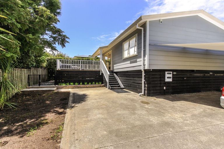 Photo of property in 17a Highland Avenue, Titirangi, Auckland, 0604