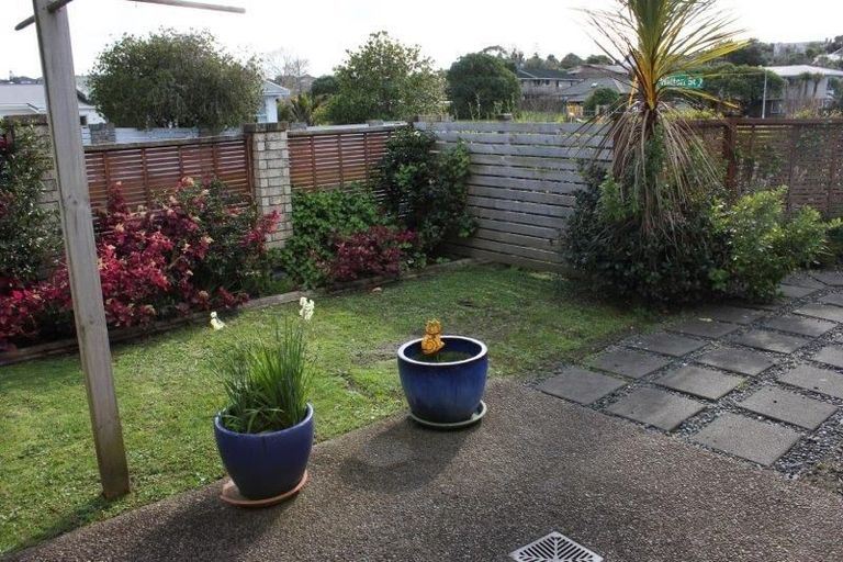 Photo of property in 2 Walton Street, Red Beach, 0932