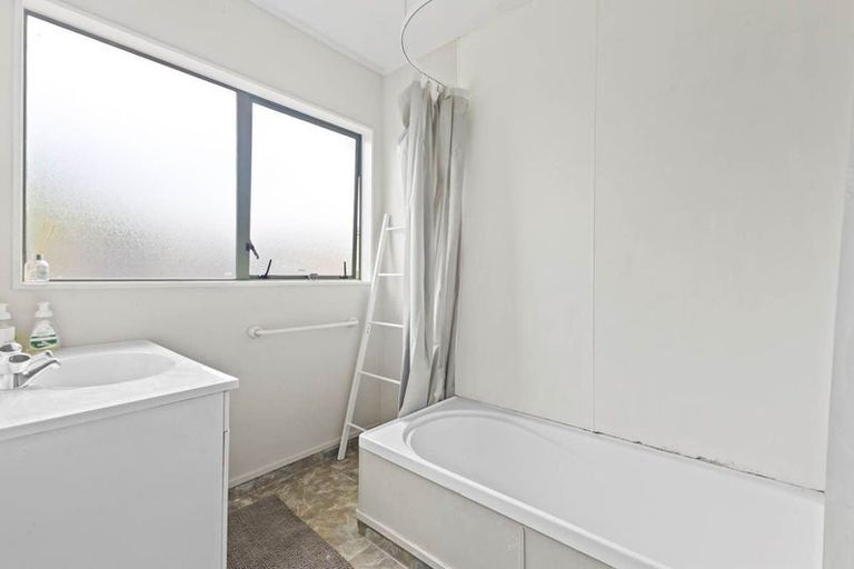 Photo of property in 7a Ngatira Place, Clendon Park, Auckland, 2103