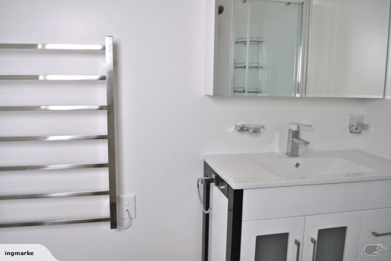 Photo of property in 8 Kopiko Way, Brooklyn, Wellington, 6021