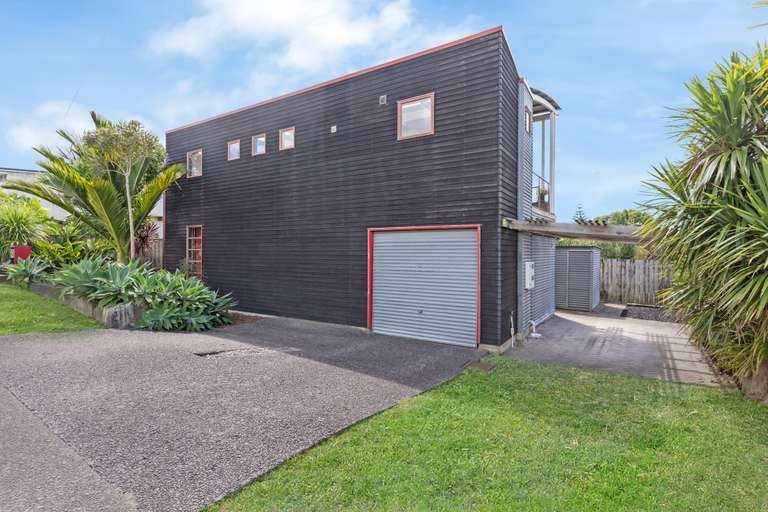 Photo of property in 2/2a Covil Avenue, Te Atatu South, Auckland, 0610