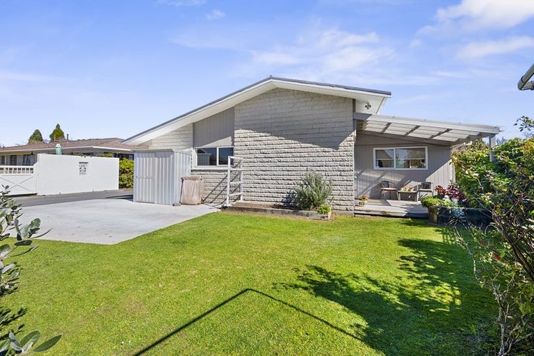 Photo of property in 13 John Guthrie Place, Merrilands, New Plymouth, 4312