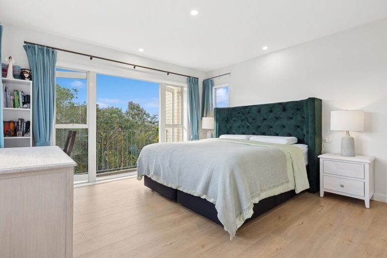 Photo of property in 16 Almond Grove, Greenhithe, Auckland, 0632