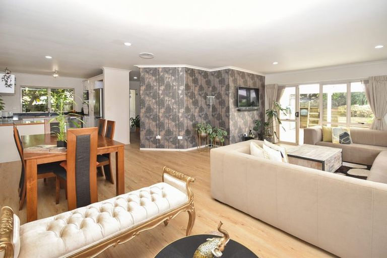 Photo of property in 20 Longview Rise, Massey, Auckland, 0614