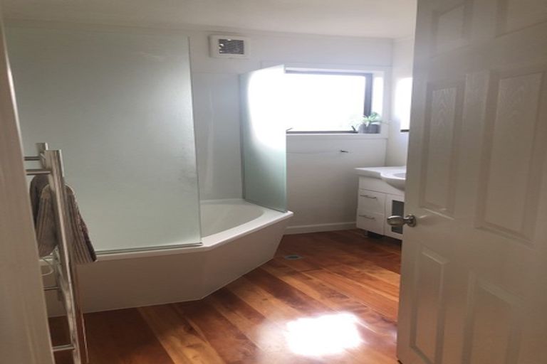 Photo of property in 1/146 Sunset Road, Unsworth Heights, Auckland, 0632