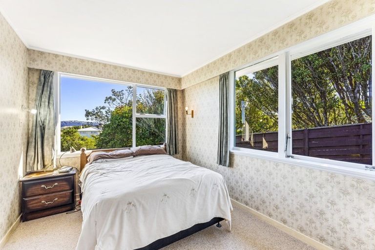 Photo of property in 25 Longcroft Terrace, Newlands, Wellington, 6037