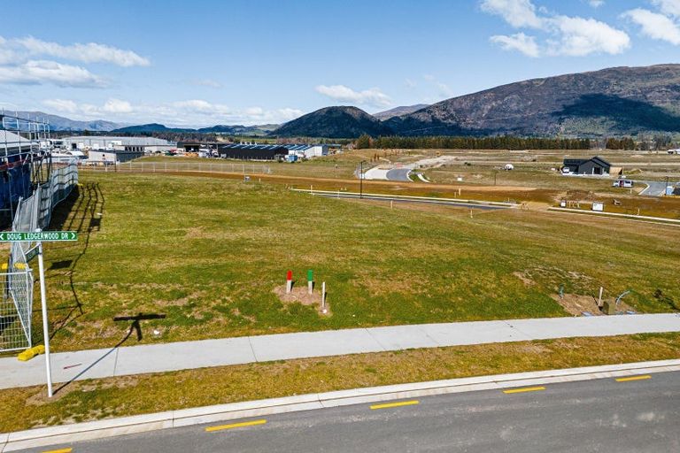 Photo of property in 42 Doug Ledgerwood Drive, Wanaka, 9305