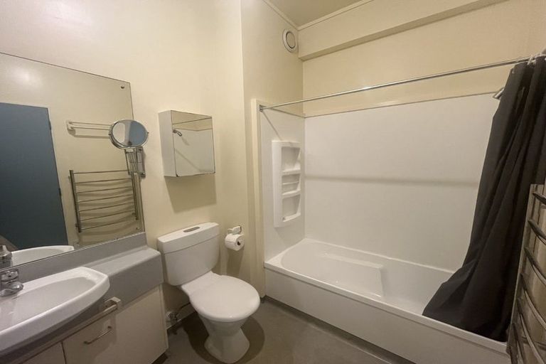 Photo of property in 17 Kent Terrace - Kent Apartments, 3e/16 Kent Terrace, Mount Victoria, Wellington, 6011