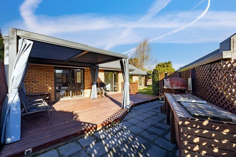 Photo of property in 8 Brockhall Lane, Avonhead, Christchurch, 8042