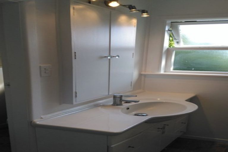 Photo of property in 88 Newlands Road, Newlands, Wellington, 6037