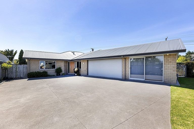 Photo of property in 2 Oakwood Drive, Highlands Park, New Plymouth, 4312