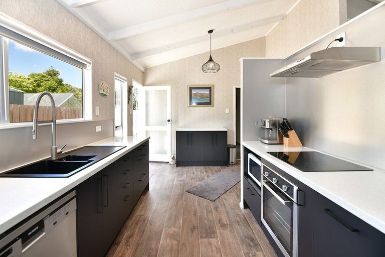 Photo of property in 6 Hand Road, Helensville, 0800