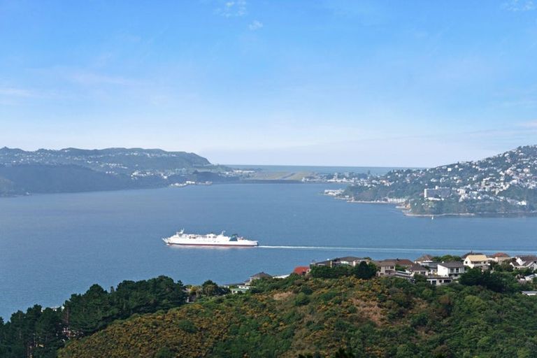 Photo of property in 5 Cessna Way, Newlands, Wellington, 6037