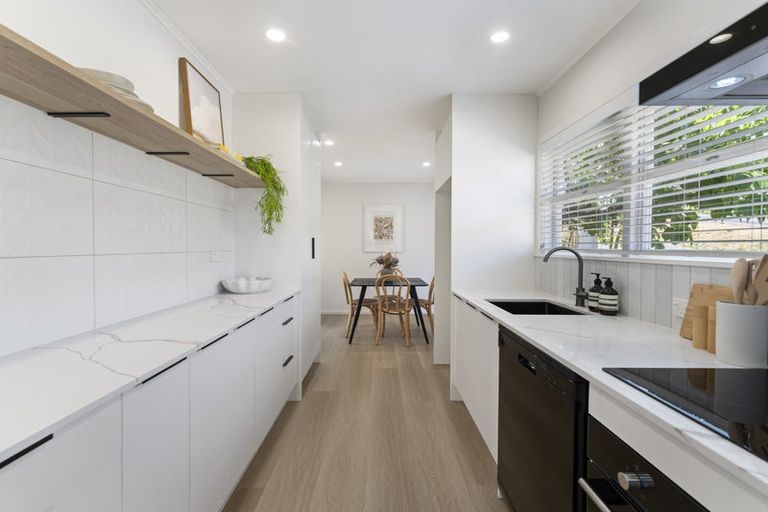Photo of property in 12 Kiernan Place, Kelston, Auckland, 0602