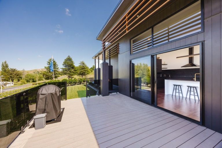 Photo of property in 4 Cemetery Road, Waipawa, 4273