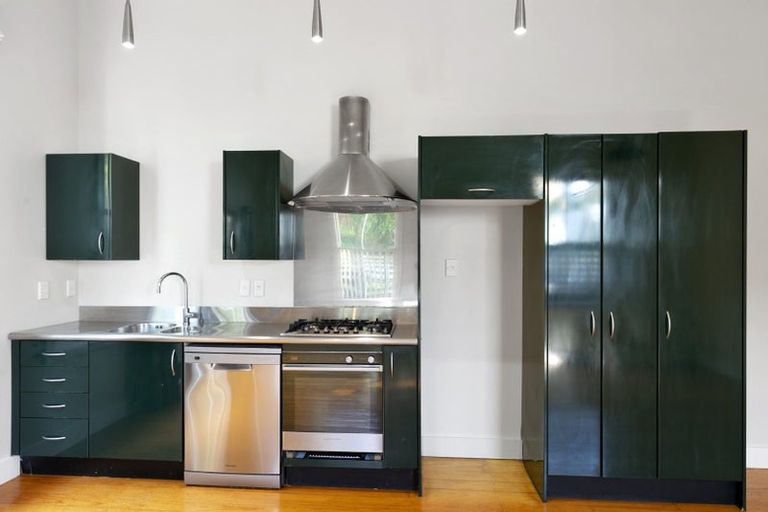 Photo of property in 32 Rolleston Street, Mount Cook, Wellington, 6021