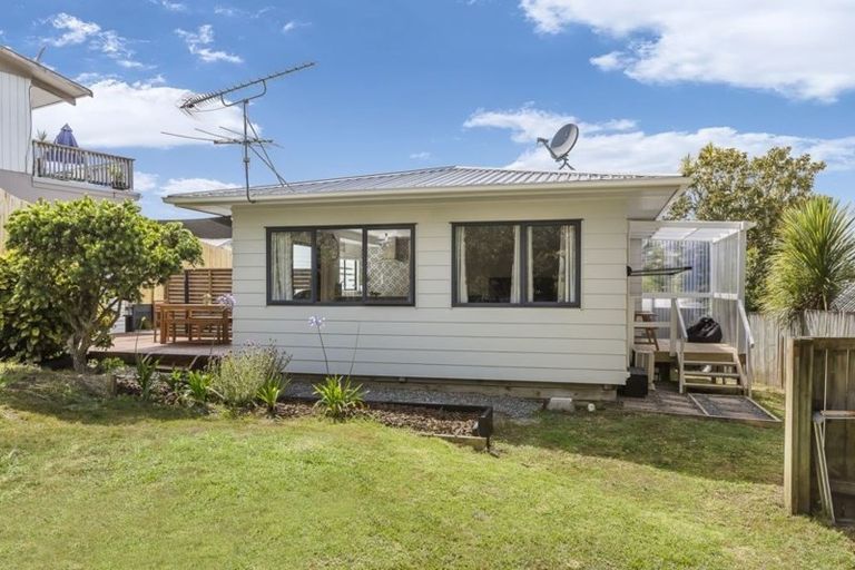 Photo of property in 17a John Road, Stanmore Bay, Whangaparaoa, 0932