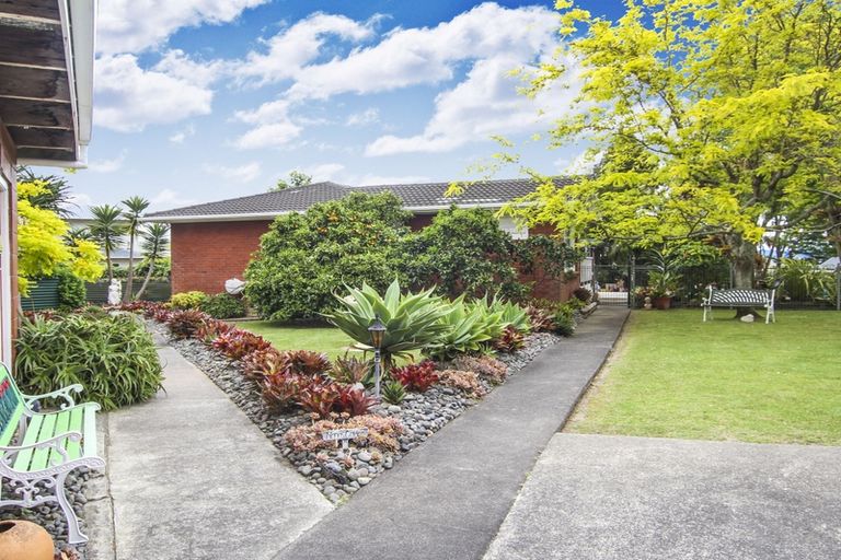 Photo of property in 10 Crompton Road, Massey, Auckland, 0614