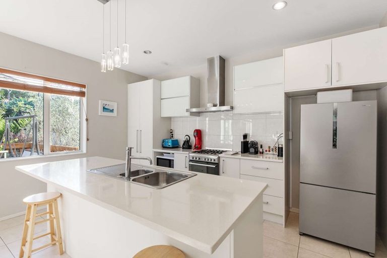 Photo of property in 2 Jammen Drive, Massey, Auckland, 0614