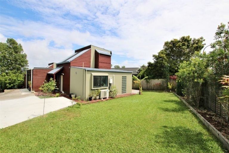 Photo of property in 1/10 Altair Place, Windsor Park, Auckland, 0632