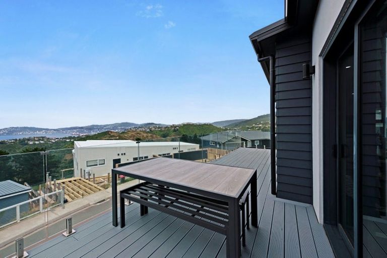 Photo of property in 5 Cessna Way, Newlands, Wellington, 6037