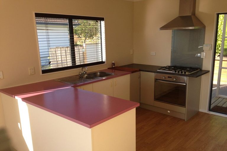 Photo of property in 2/59 Santiago Crescent, Unsworth Heights, Auckland, 0632