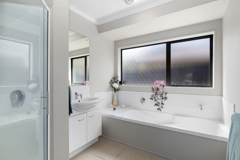 Photo of property in 15 Aragon Grove, Kingsley Heights, Upper Hutt, 5018