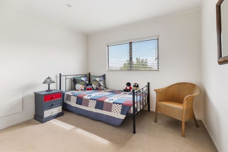 Photo of property in 13 Lanyon Place, Whitby, Porirua, 5024