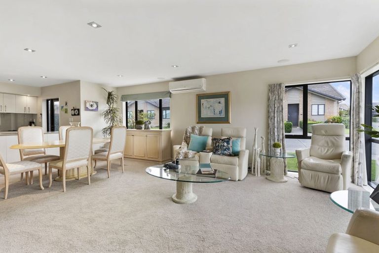 Photo of property in 58 Royalle Mews, Botany Downs, Auckland, 2010