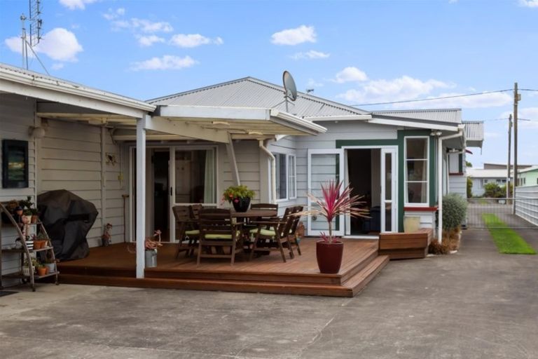 Photo of property in 12 Vogel Street, Hawera, 4610