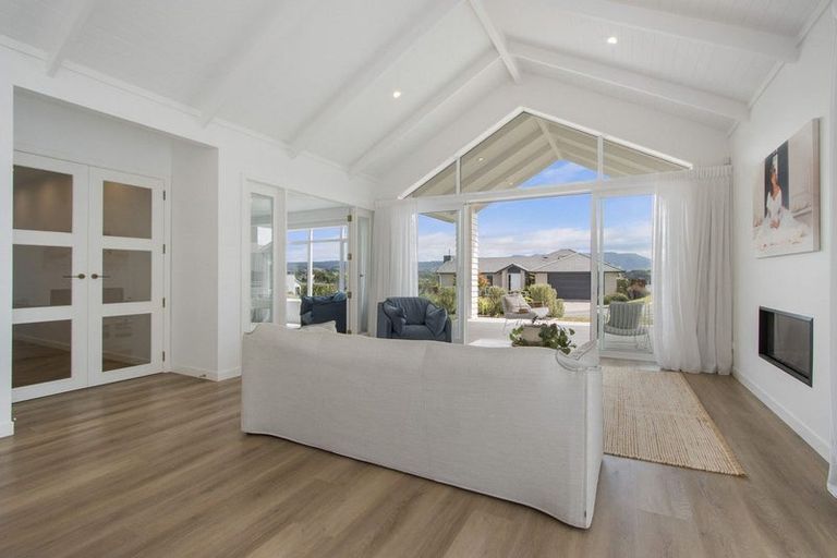Photo of property in 2 Goldstone Place, Omokoroa, 3114