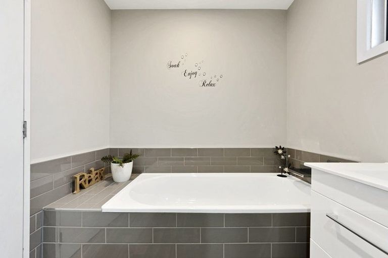 Photo of property in 2/122 Cavendish Road, Casebrook, Christchurch, 8051