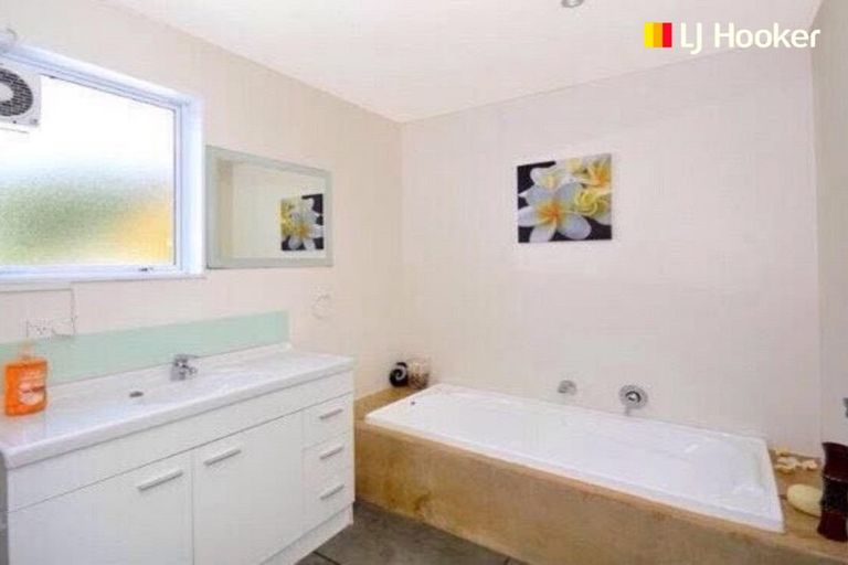 Photo of property in 27 Earls Road, Saint Clair, Dunedin, 9012