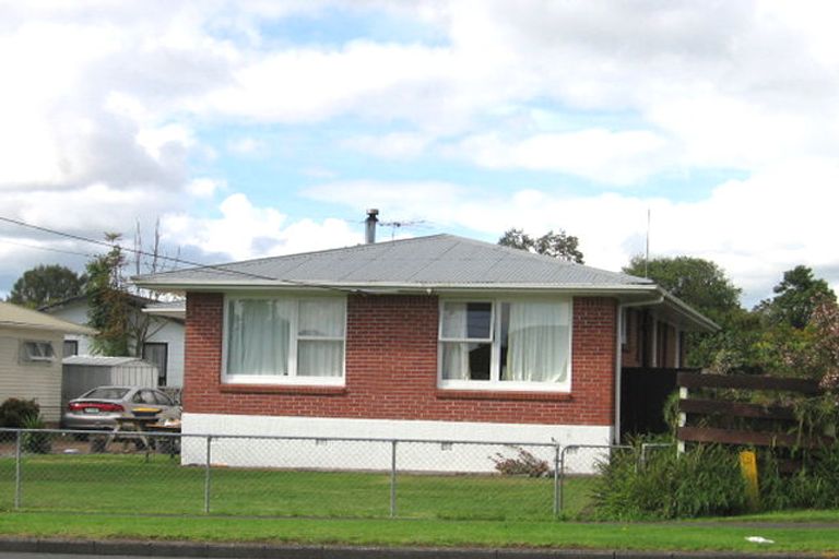 Photo of property in 1 Clinton Avenue, Te Atatu Peninsula, Auckland, 0610