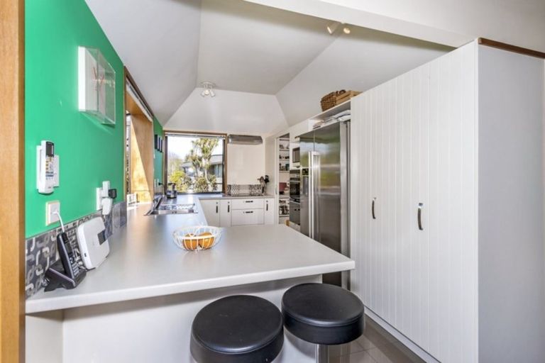 Photo of property in 27 Dovedale Avenue, Ilam, Christchurch, 8041