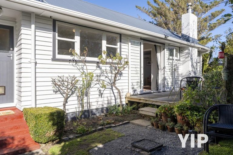 Photo of property in 10 Turville Crescent, Newlands, Wellington, 6037