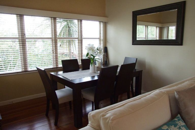 Photo of property in 1/130 Sunset Road, Unsworth Heights, Auckland, 0632