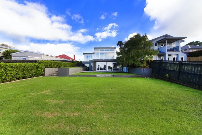 Photo of property in 151 Birkenhead Avenue, Birkenhead, Auckland, 0626