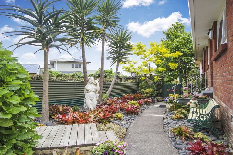Photo of property in 10 Crompton Road, Massey, Auckland, 0614