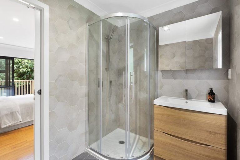 Photo of property in 18 Paturoa Road, Titirangi, Auckland, 0604