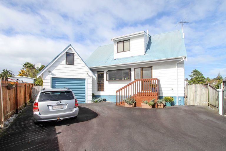 Photo of property in 2/28 Fairdale Place, Birkdale, Auckland, 0626