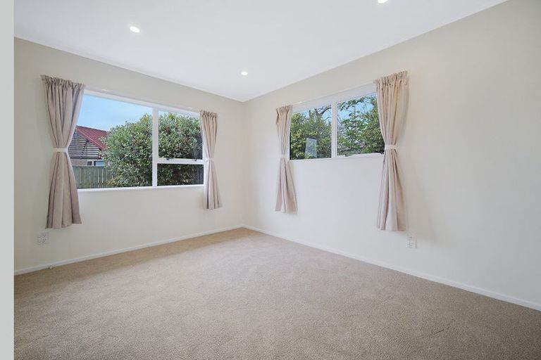 Photo of property in 11 Suncrest Drive, West Harbour, Auckland, 0618