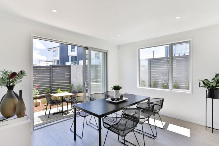 Photo of property in 10a Lyndhurst Road, Tawa, Wellington, 5028