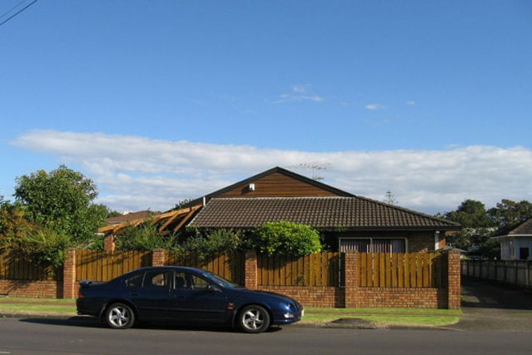 Photo of property in 2/26 Inverness Road, Browns Bay, Auckland, 0630