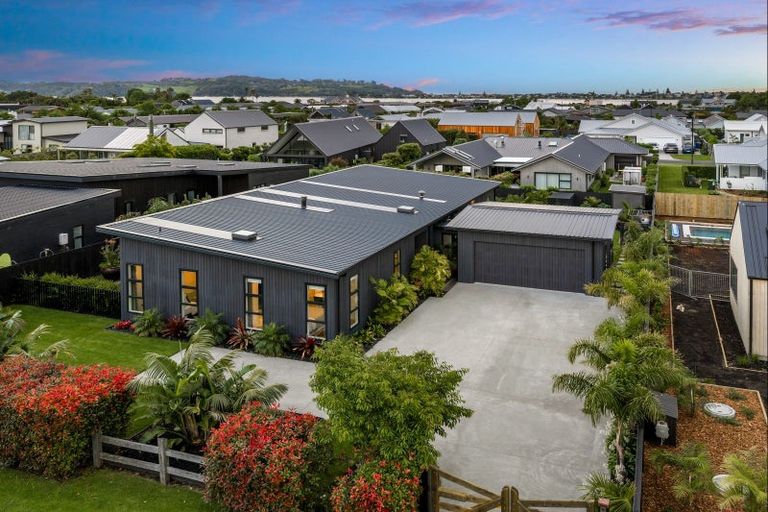 Photo of property in 72 Point Wells Road, Point Wells, 0986