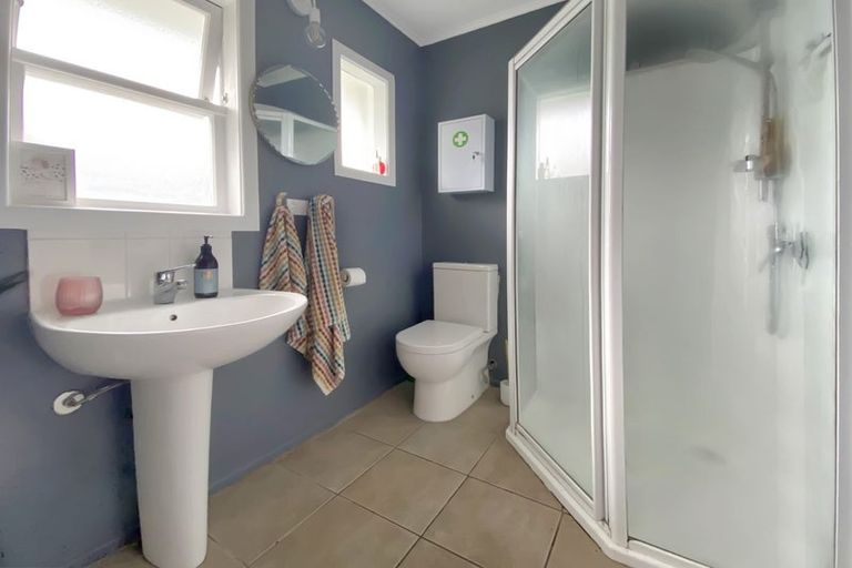 Photo of property in 67 Beach Road, Te Atatu Peninsula, Auckland, 0610